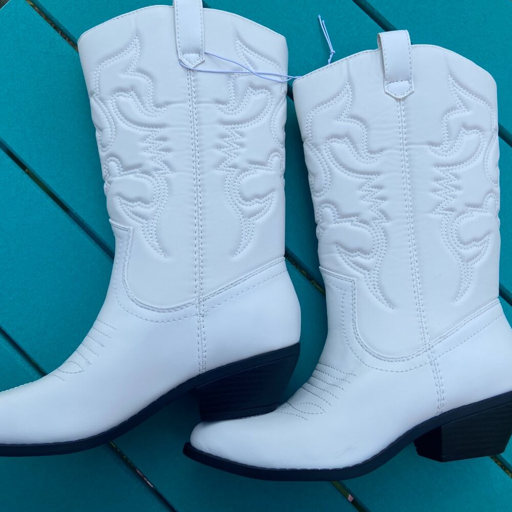 NWT women's white SODA cowboy/cowgirl boots with stitched pattern. Size 7.5 M.